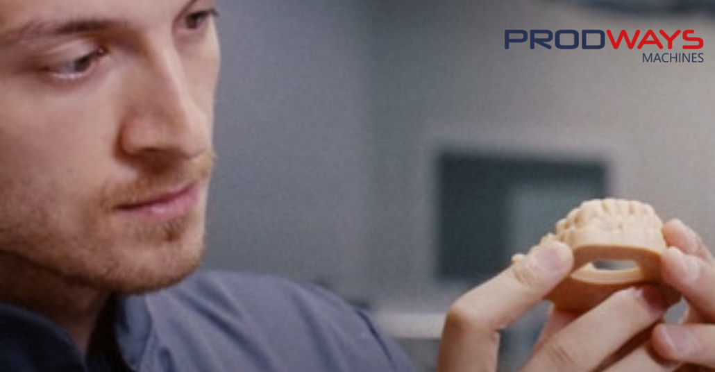 proth&eacute;siste dentaire observant un mod&egrave;le de travail imprim&eacute; en 3D pour les couronnes et les bridges - Prodways Machines - dental pro